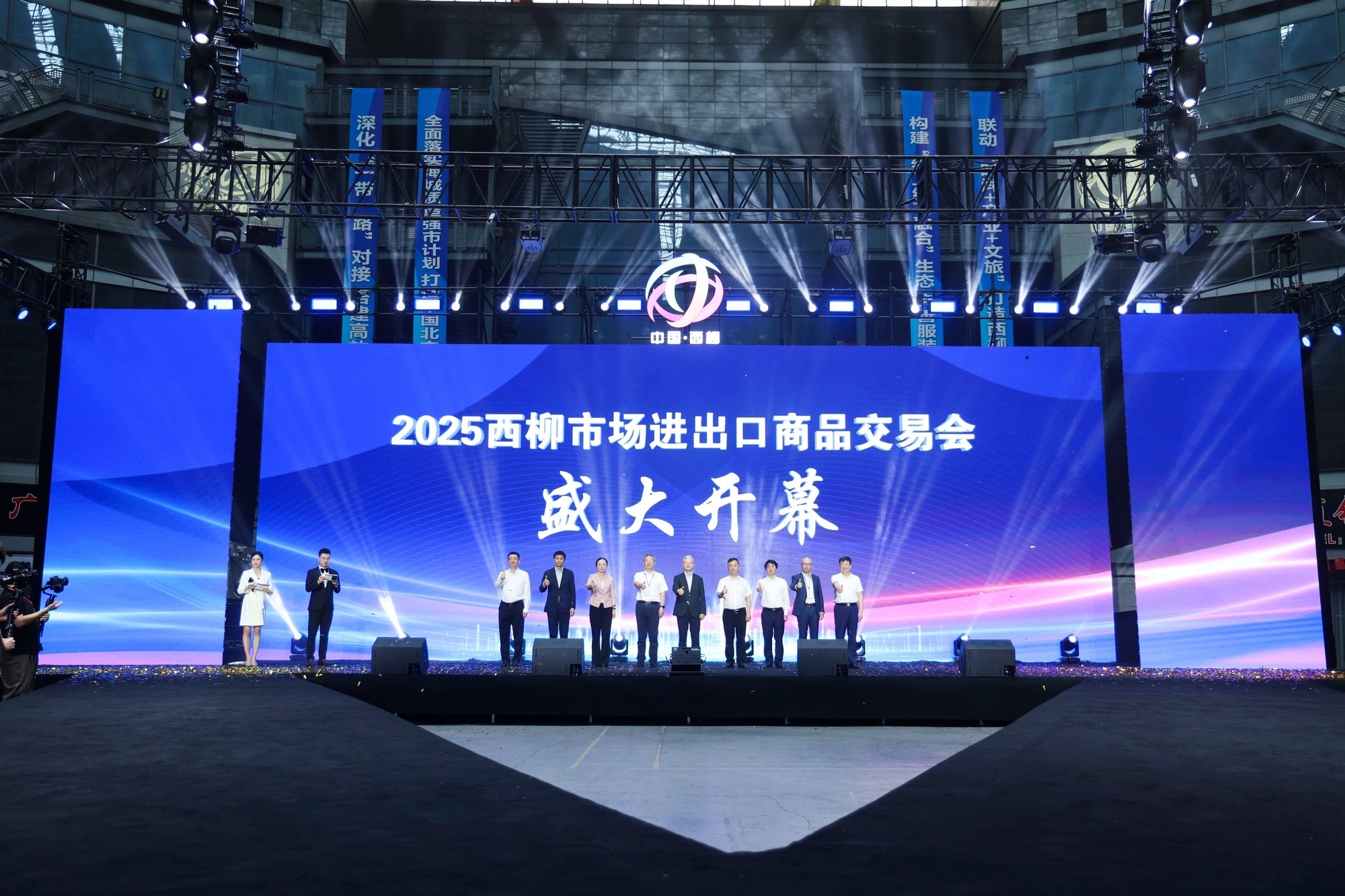 口商品交易会暨西柳国际服装周启幕冰球突破网站2025西柳市场进出(图2)